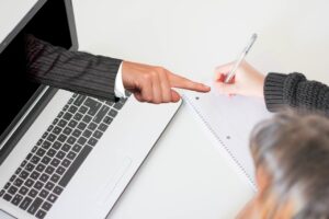 Žena 50+ kreira online kurs na laptopu u kućnom radnom prostoru