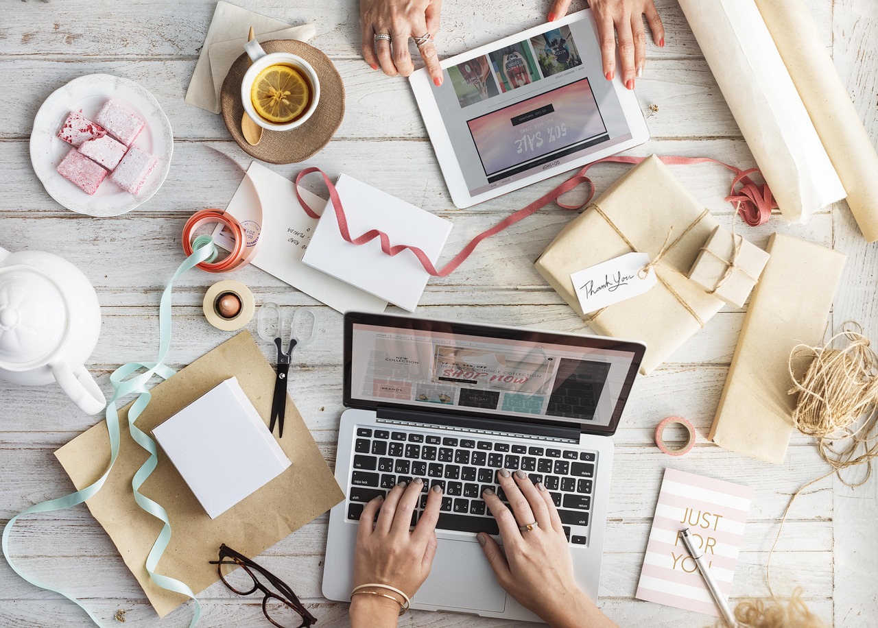 Planiranje SEO sadržaja na laptopu za prodaju kurseva i digitalnih proizvoda