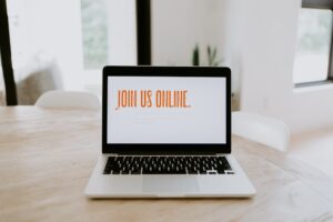 Žena kreira online kurs na laptopu za digitalni biznis posle 50
