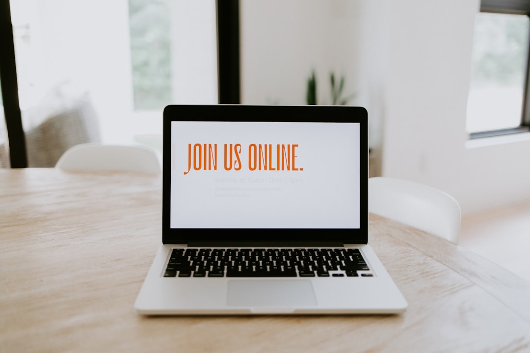 Žena kreira online kurs na laptopu za digitalni biznis posle 50