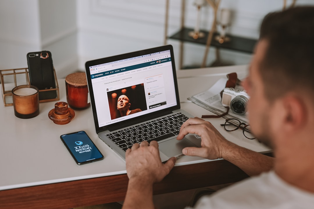 Žena pravi online kurs na laptopu u kućnom radnom prostoru