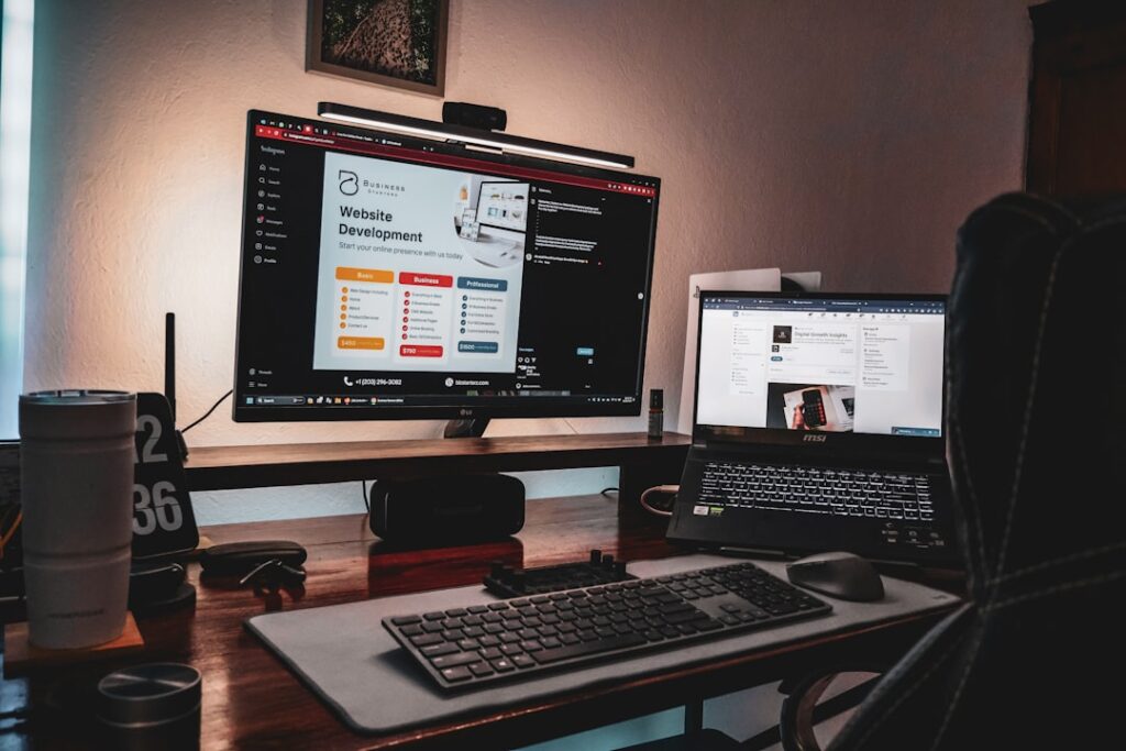 Žena priprema webinar za prodaju online kursa i monetizaciju znanja