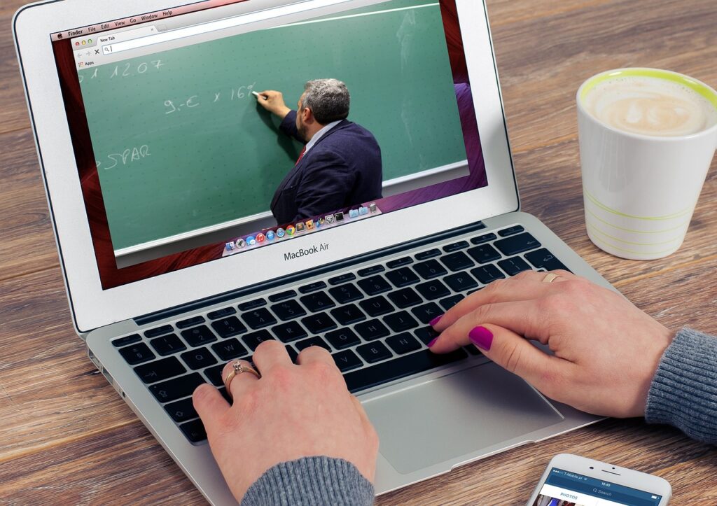 Kreatorka kursa koja koristi newsletter za prodaju digitalnih proizvoda i edukacije