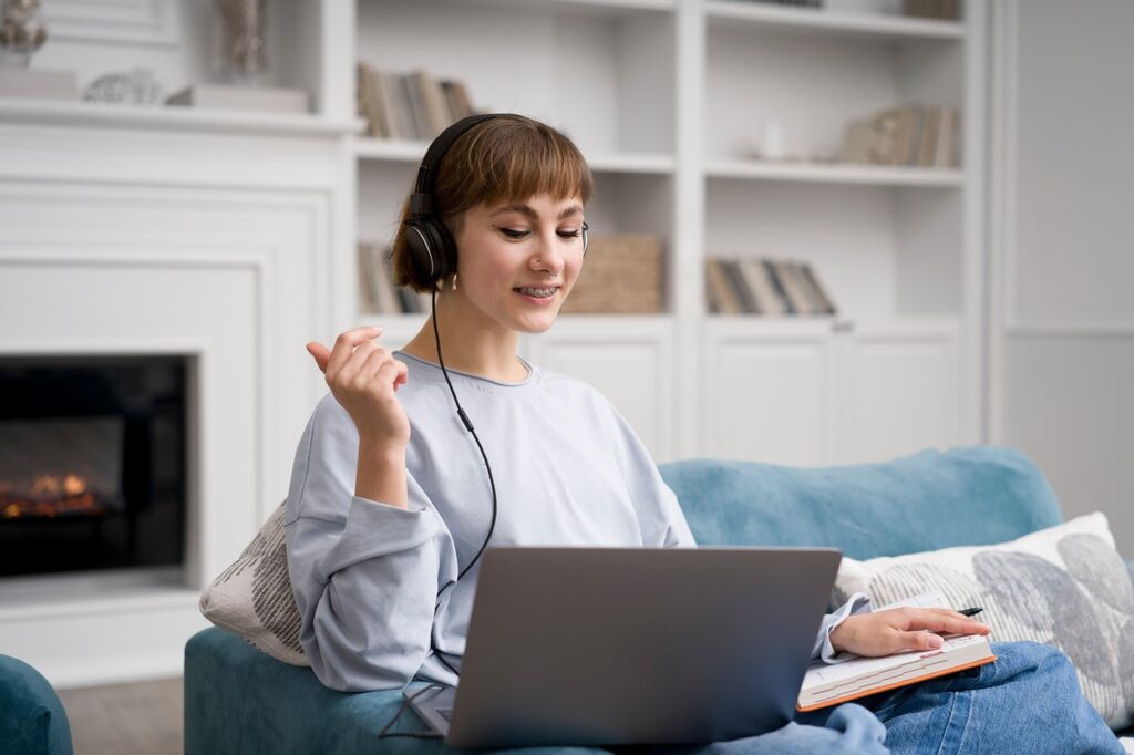 Žena kreira online kurs i pretvara znanje u digitalni proizvod