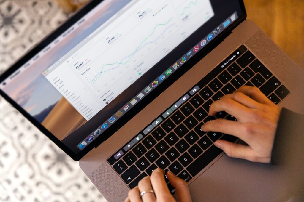 Preduzetnički digitalni posao sa laptopom i organizovanim fajlovima za online prodaju