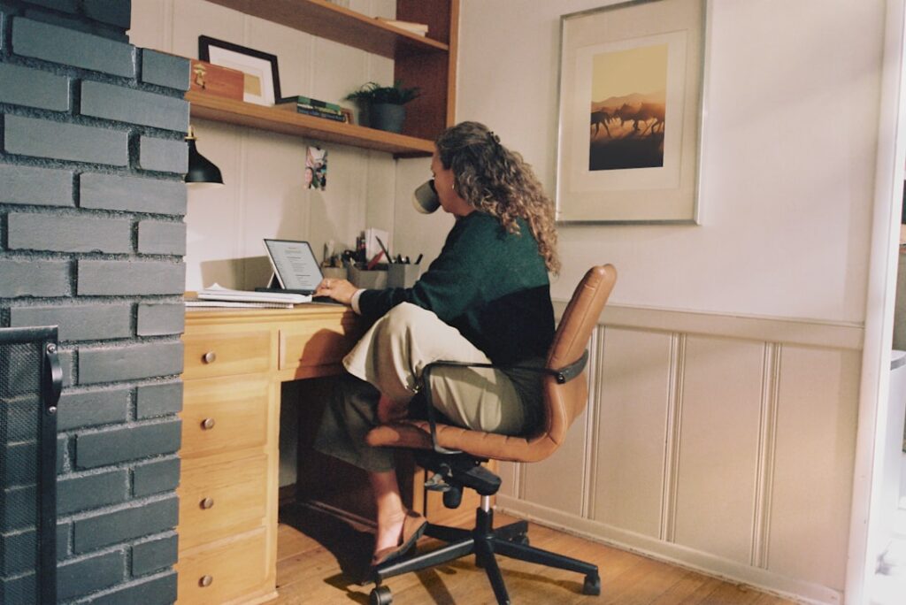 Freelancerka radi od kuće uz laptop i organizovan digitalni sistem