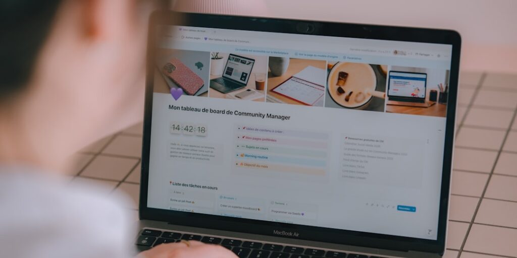 Zena u 50-im planira projekte, kalendar i sadrzaj u digitalnom operativnom sistemu