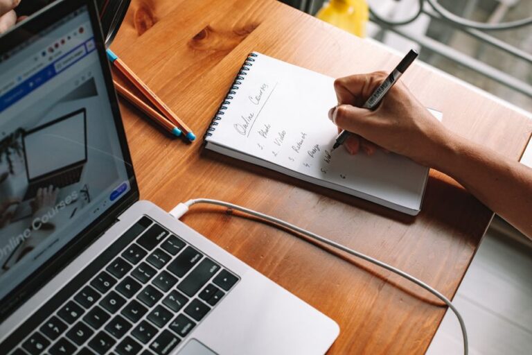 Zena kreira online kurs i planira cenu digitalnog proizvoda za prodaju