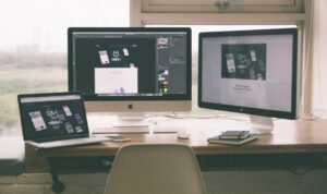 Freelancerkinja za laptopom organizuje projekte, rokove i digitalne fajlove