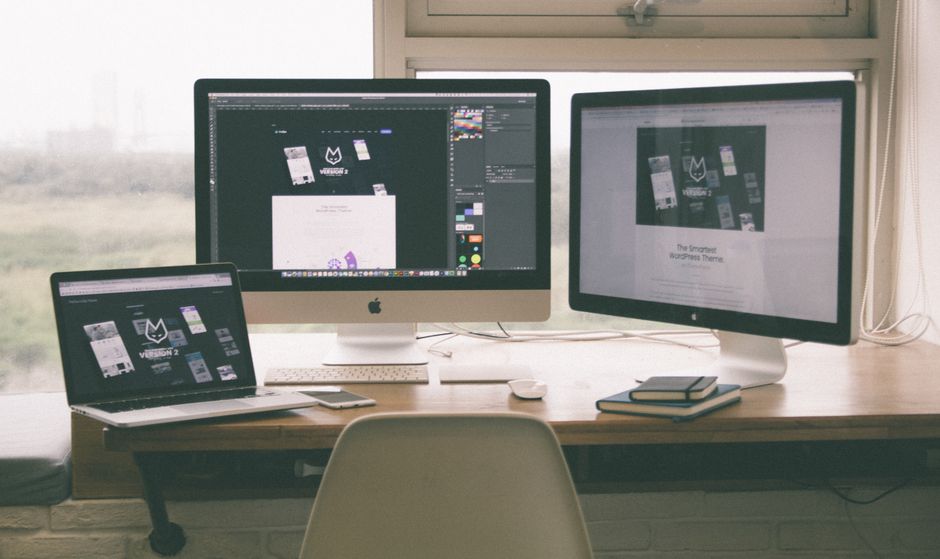 Freelancerkinja za laptopom organizuje projekte, rokove i digitalne fajlove