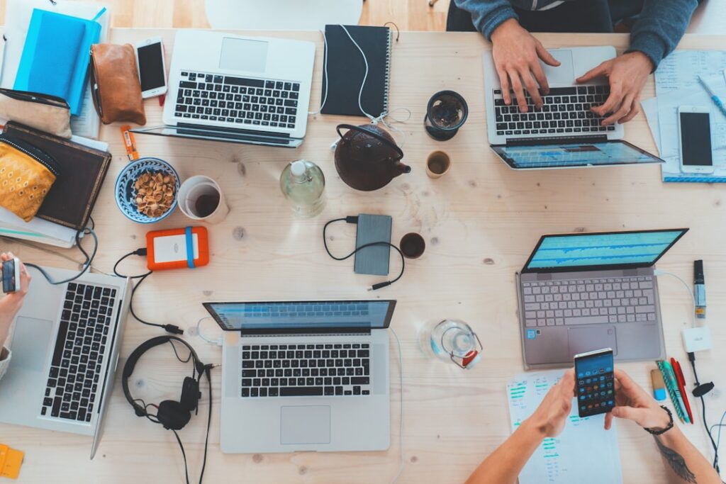Zena analizira ideje za digitalni proizvod sa potencijalom za online prodaju