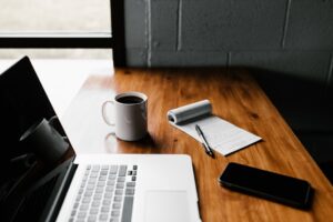Digitalne beleške na laptopu za bolju organizaciju posla i efikasnost