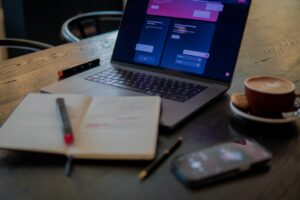 Zena za laptopom organizuje projekte i digitalne fajlove za online biznis