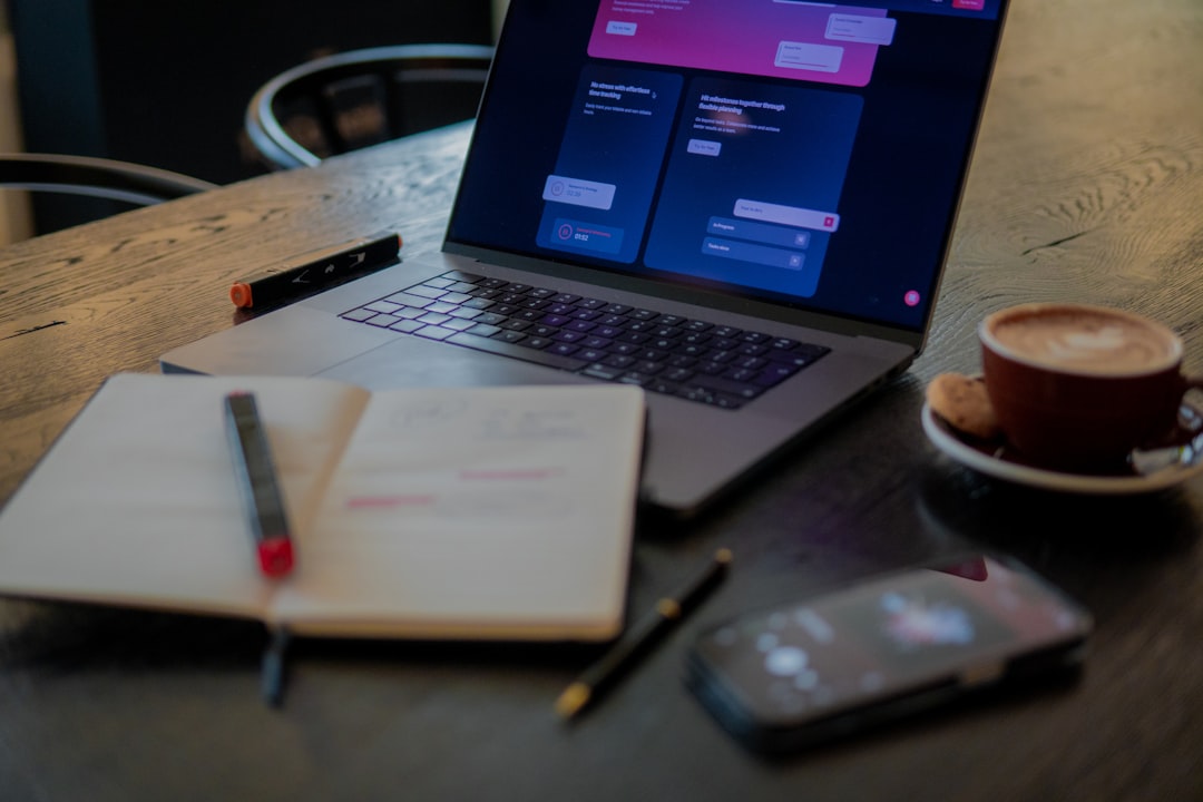Zena za laptopom organizuje projekte i digitalne fajlove za online biznis