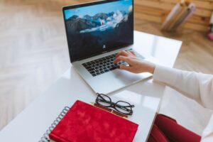 Organizovan laptop radni sto za efikasnost u digitalnom radu i bolju organizaciju posla