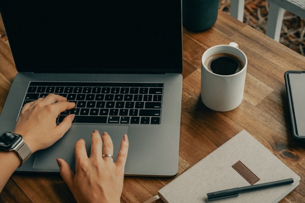 Rad od kuće uz laptop u prostoru za kreiranje kursa i online preduzetništvo