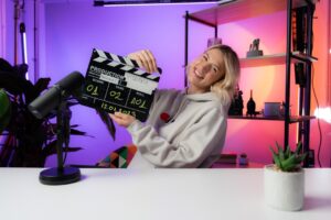 Žena kreira online kurs za lead magnet i prodaju digitalnih proizvoda